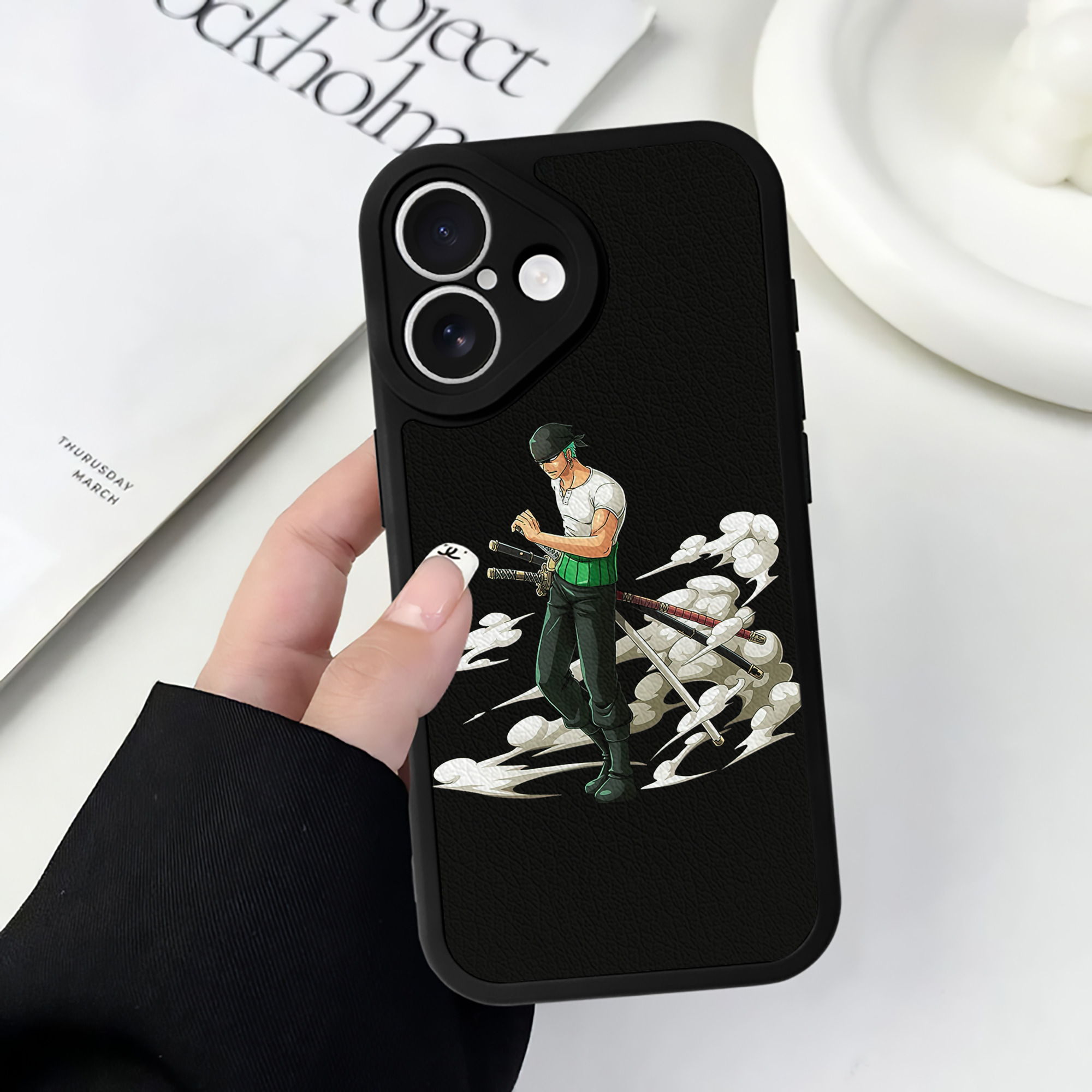 （画像用） ワンピース ロロノア・ゾロ ONE PIECE Roronoa Zoro 【iPhone 16シリーズ対応】シリコンスマホケース（レザー調） 材質：シリコン
